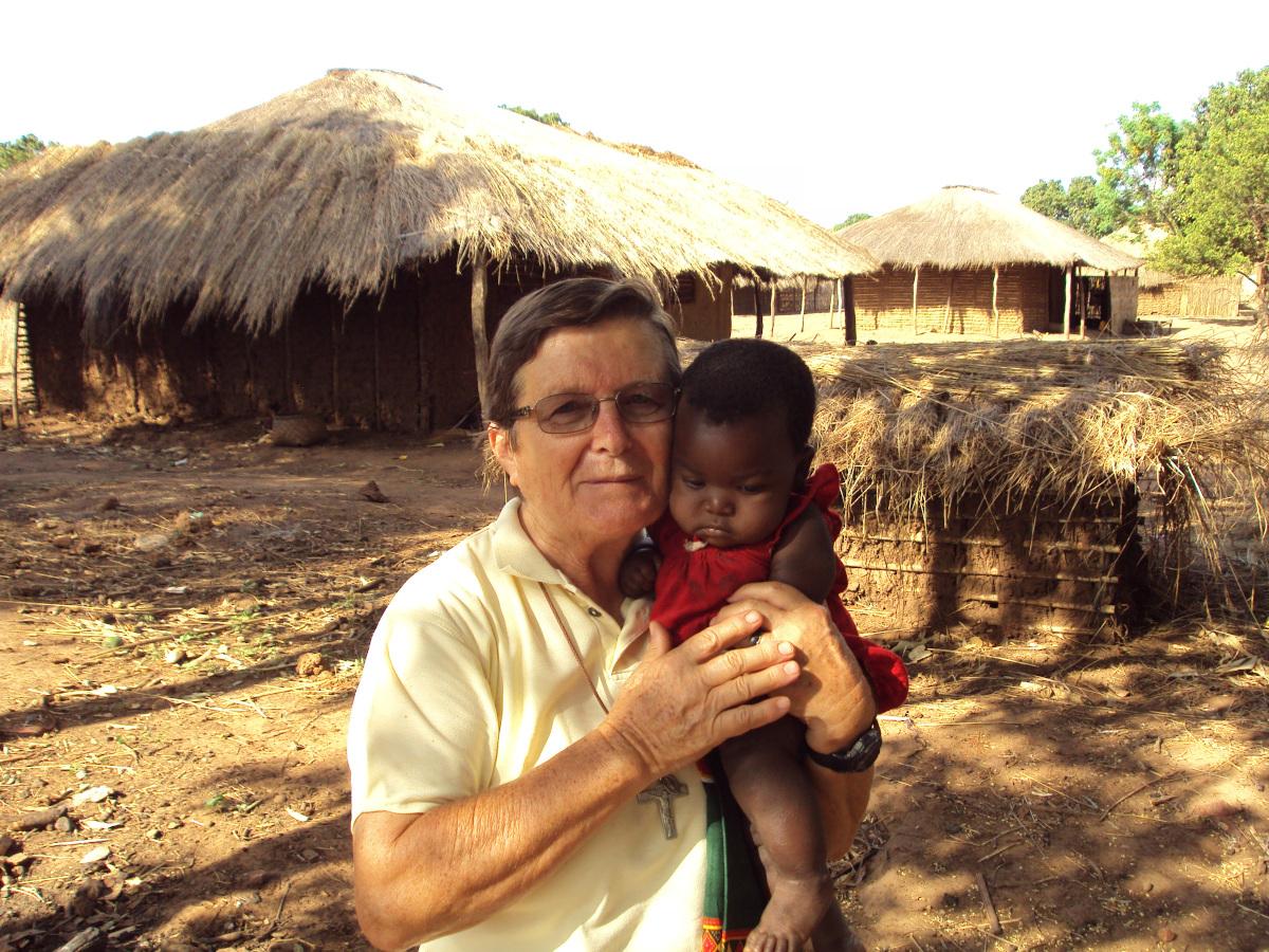 Ricordando Sr Maria De Coppi sul posto dell’uccisione a Chipene, nel Mozambico