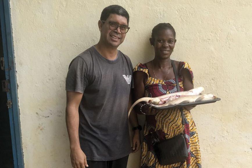 Pater Fernando Cortés, Comboni-Missionar in Mongoumba: „Die Fischverkäuferinnen“